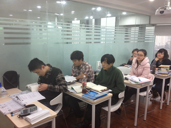 那不勒斯教授访问我校